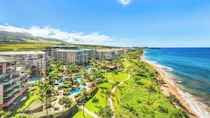 Un complexe hôtelier comprenant plusieurs bâtiments, un accès à la plage et un espace piscine.