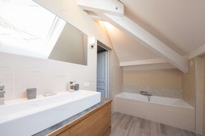 Hårføner, håndklær, såpe og toalettpapir