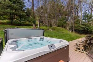 Outdoor spa tub - Hemlock Hideaway - Between Boone and Blowing Rock, Fire pit, Hot Tub, Tranquil Community (Boone)