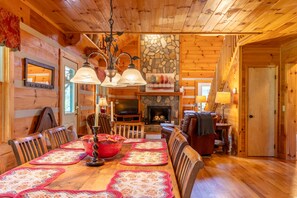 Dining - Hemlock Hideaway - Between Boone and Blowing Rock, Fire pit, Hot Tub, Tranquil Community (Boone)