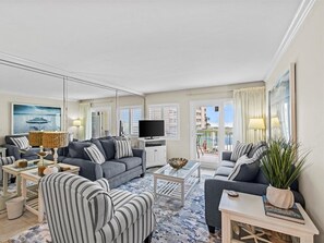 Télévision à écran plat, lecteur de DVD, vidéothèque