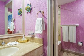 Combined shower/bathtub, hair dryer, towels