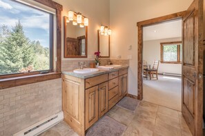 Interior - Elegant log home offers the best of contemporary and classic (Wilson)