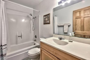 Ein Badezimmer mit Badewanne, Toilette und Waschbecken.
