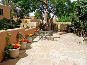 Property grounds - Artist Retreat 3 Walk to Plaza Enclosed Yard Hot Tub (Taos)