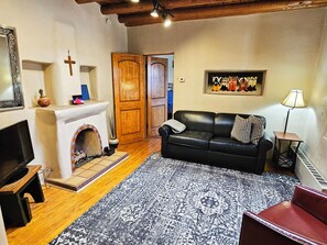 Smart TV, fireplace, DVD player - Artist Retreat 3 Walk to Plaza Enclosed Yard Hot Tub (Taos)