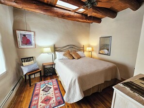 3 bedrooms, free WiFi, bed sheets - Artist Retreat 3 Walk to Plaza Enclosed Yard Hot Tub (Taos)