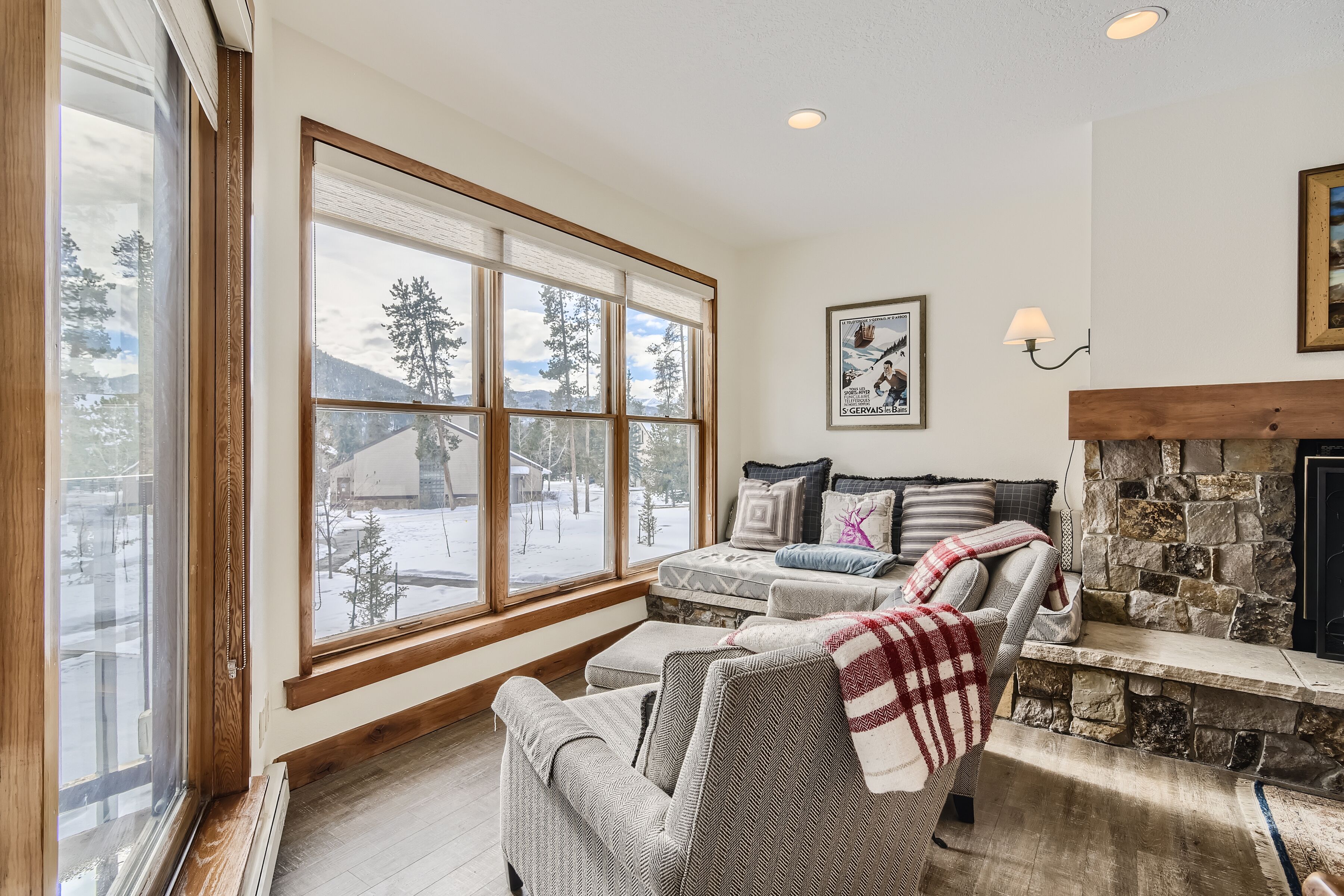 Fireplace, DVD player