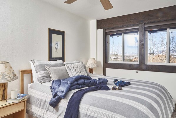 2 makuuhuonetta, silitysrauta/-lauta, ilmainen Wi-Fi, vuodevaatteet