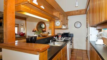 Een koelkast, een microgolfoven, een oven, een vaatwasser