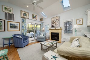 TV, fireplace, DVD player, books - 331 Mulberry - In town Lewes charmer available for shorter stays! (Lewes)