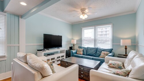 Newly Refurbished - Beach House with pool & hot tub +Free Attraction Tickets!