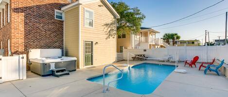 Una piscina al aire libre, una piscina climatizada