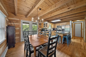 Una cocina amplia con armarios de madera, una isla central y electrodomésticos modernos.