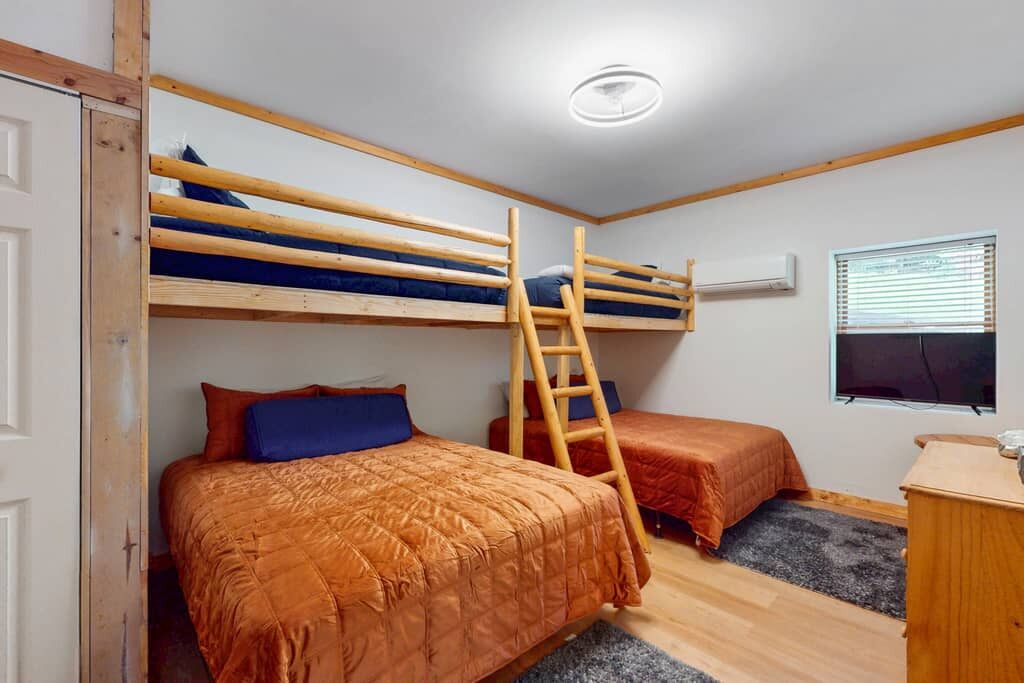 3 bedrooms, iron/ironing board, free WiFi, bed sheets