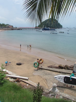Sur la plage, serviettes de plage, plongée avec masque et tuba
