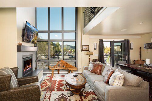 Jackson Pullen pulssi, Town Square Luxury