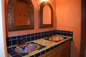 Combined shower/bathtub, jetted bath, towels - Casa de Little Tree 5 - beautifully landscaped courtyard, private hot tub (Arroyo Seco)