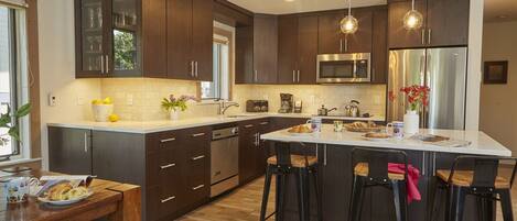 Kühlschrank, Mikrowelle, Ofen, Herdplatte