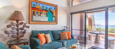 Televisión, reproductor de DVD y videoteca