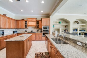 Kühlschrank, Mikrowelle, Wasserkocher mit Kaffee-/Teezubehör, Toaster