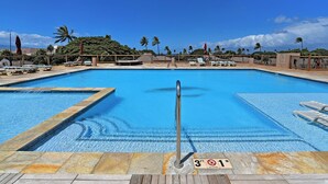Une piscine dont la profondeur est indiquée à 3 pieds et sur laquelle est affiché un panneau interdisant de plonger.