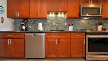 Een koelkast, een microgolfoven, een oven, een kookplaat