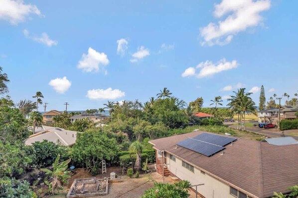 Ein Wohngebiet mit Häusern, einer Garage und Solaranlage an einem Haus.