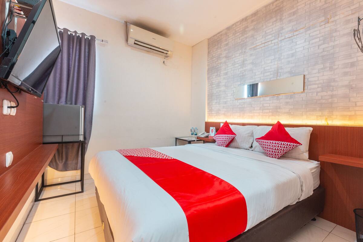 Desk, soundproofing, free WiFi, bed sheets