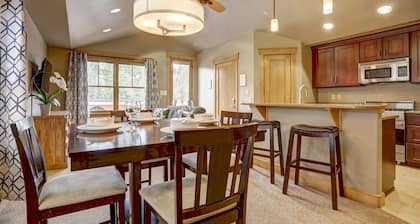 Luxurious Hideaway on Main Street in the Heart of Everything with Balcony & Grill