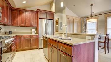 KĂŒhlschrank, Mikrowelle, Ofen, Herdplatte