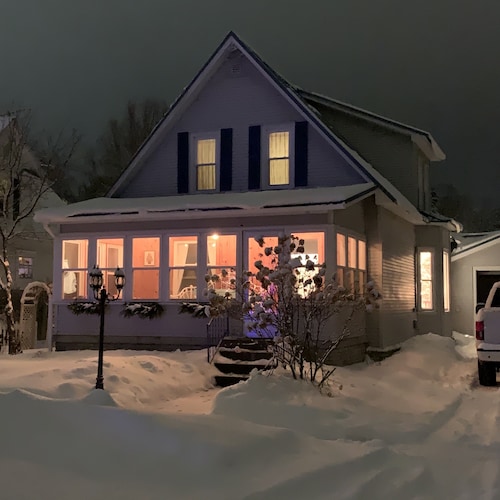 Cedar Hill Cottage perfectly located in downtown Boyne City!