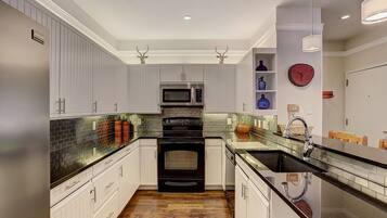 ثلاجة، ميكروويف، فرن، موقد طهي مسطح