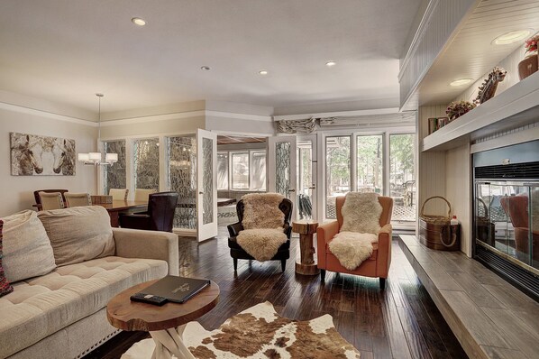 Flat-screen TV, fireplace, DVD player - Stunning Ski-In Ski-Out Condo/Private Hot Tub/Recently Updated (Dillon)