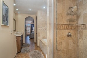 Combined shower/tub, towels