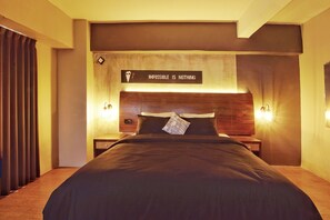 Deluxe Room | Desk, bed sheets
