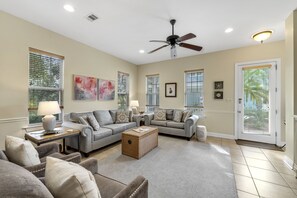 TV, DVD-spiller, bøker og stereoanlegg