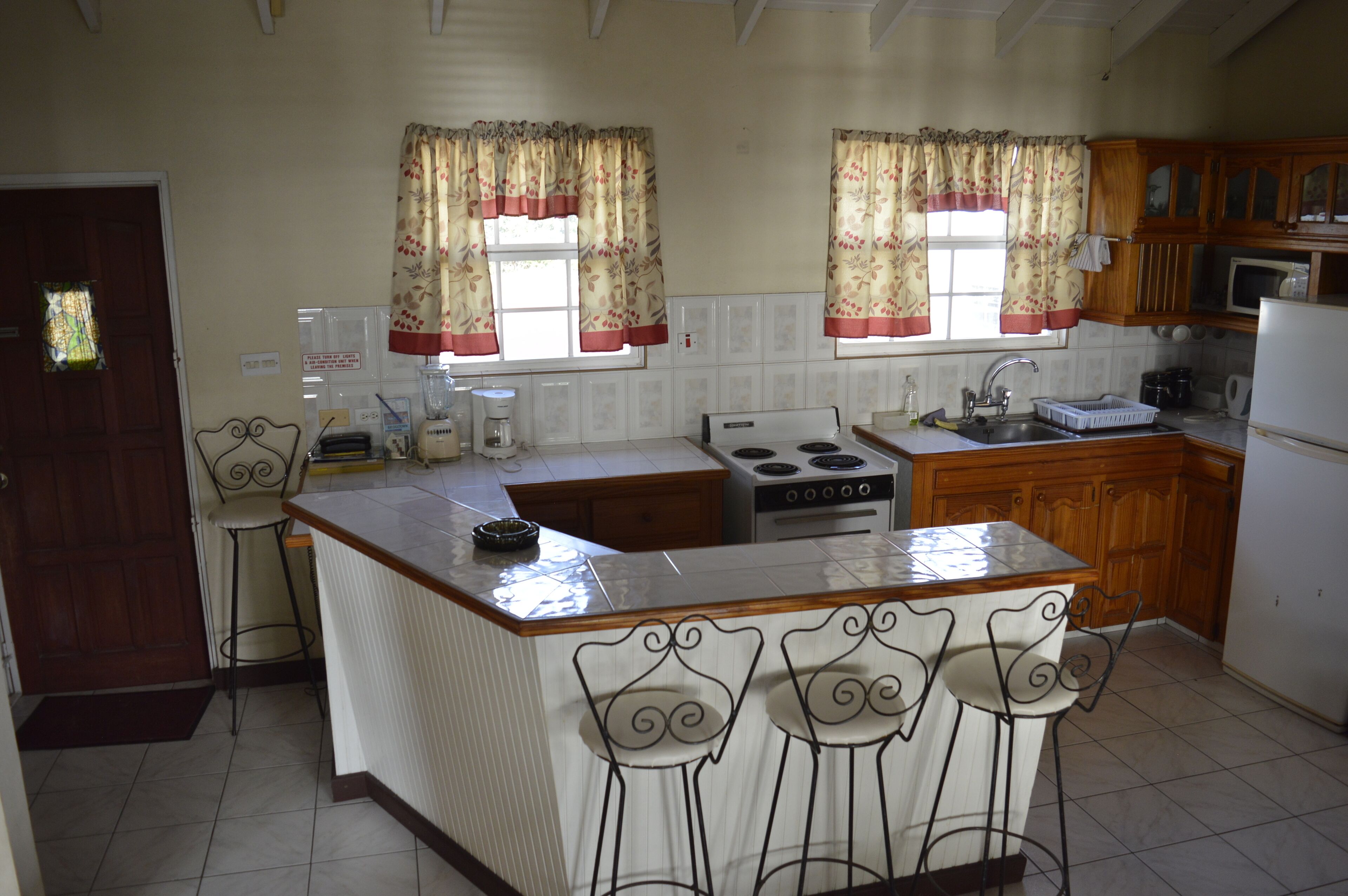 Coffee/tea maker, fridge, microwave, oven