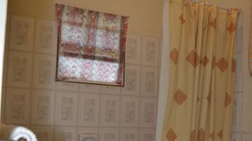 Secador de pelo, toallas, jabón y papel higiénico