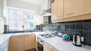 Kjøleskap, mikrobølgeovn, ovn og kokeplater