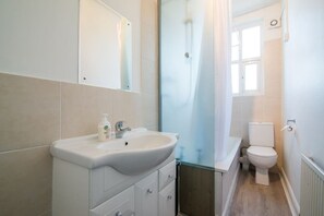 Ensemble douche/baignoire, sèche-cheveux, serviettes fournies