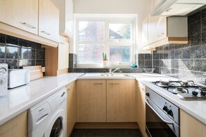 Fridge, microwave, oven, stovetop - Airy Spacious Flat in the heart of Cosmopolitan West Didsbury  (Manchester)