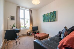 Smart TV - Airy Spacious Flat in the heart of Cosmopolitan West Didsbury  (Manchester)