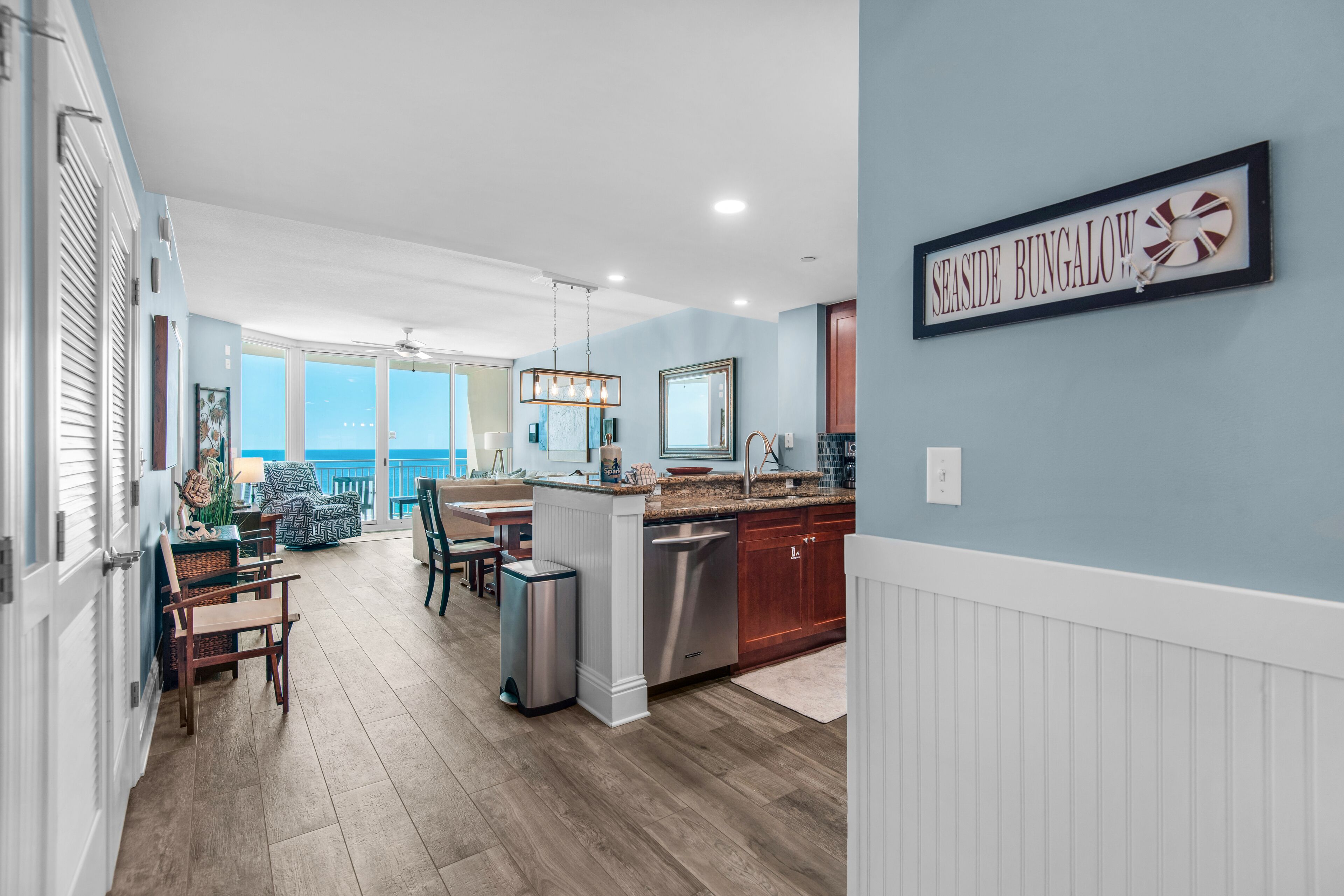 Un'ampia cucina con vista sull'oceano, un'area pranzo con vista e un cartello con la scritta "Seaside Bungalow".