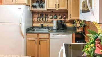 Køleskab, mikrobølgeovn, ovn, kogeplade