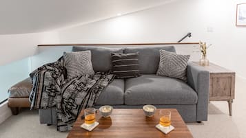 Een televisie en een open haard