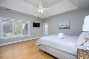 3 bedrooms, desk, iron/ironing board, travel crib
