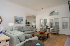 Smart-TV, bøker og stereoanlegg