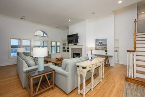 Smart-TV, bøker og stereoanlegg