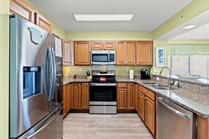 Jääkaappi, mikroaaltouuni, uuni, liesi